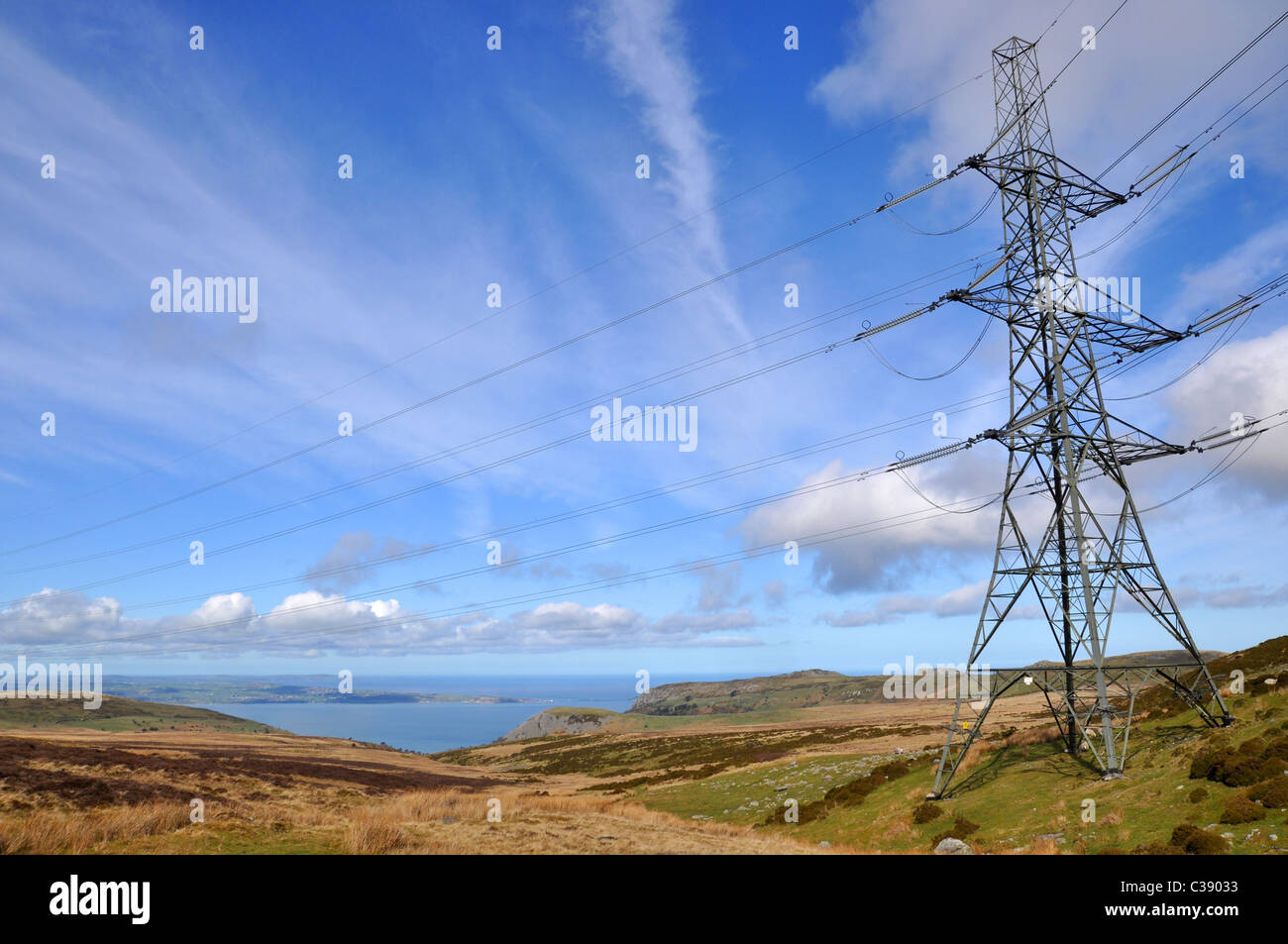 Landschaft des Telefon-Pylon auf einem Welsh-Berg mit stimmungsvoller Himmel Stockfoto