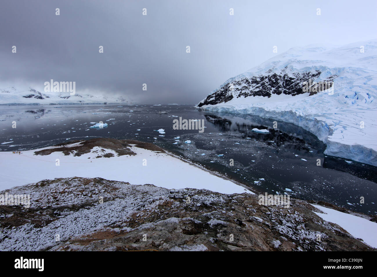 [Neko Harbour], [Andvord Bay], [antarktischen Halbinsel], mit Meer, Gletscher, Nebel, Wolke und [Akademic Ioffe] [polar Kreuzfahrtschiff] Stockfoto