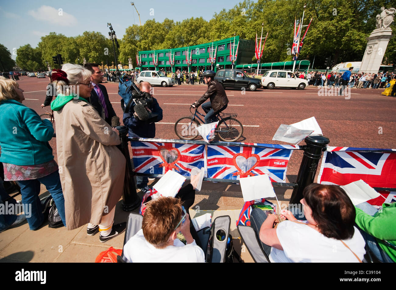 Camping gegenüber Buckingham Palace auf der königlichen Hochzeit Zuschauer route einen Tag vor dem großen Ereignis im Zentrum von London. Stockfoto