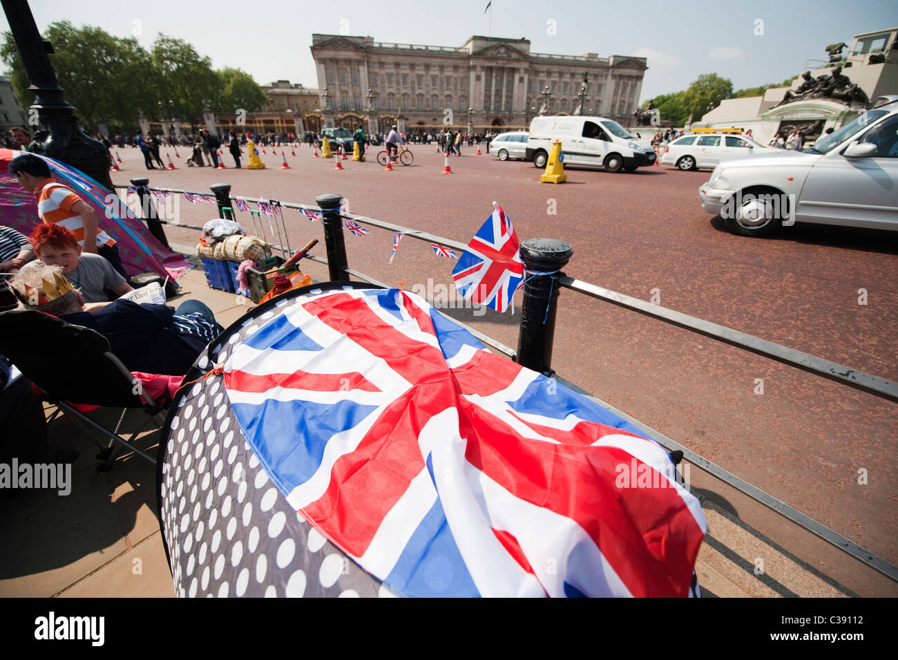 Camping gegenüber Buckingham Palace auf der königlichen Hochzeit Zuschauer route einen Tag vor dem großen Ereignis im Zentrum von London. Stockfoto