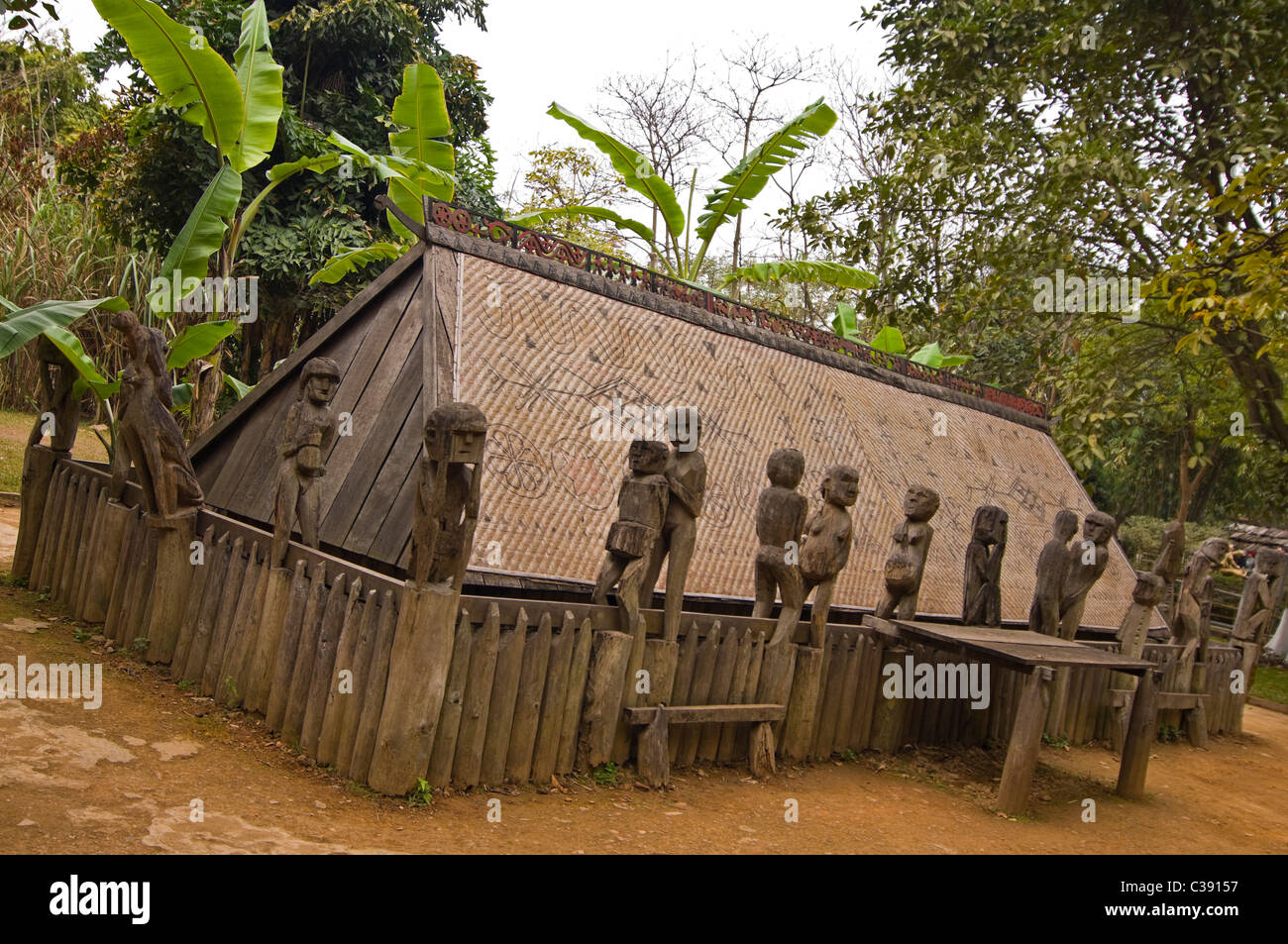 Horizontale Ansicht eines traditionellen Grabes aus dem Gia Rai-Stamm der Zentral-Vietnam. Stockfoto