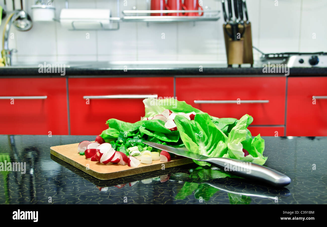Einige Kopfsalat, Frühlingszwiebeln und Radieschen bereit, um sie für einen gesunden Salat zu schneiden. Stockfoto