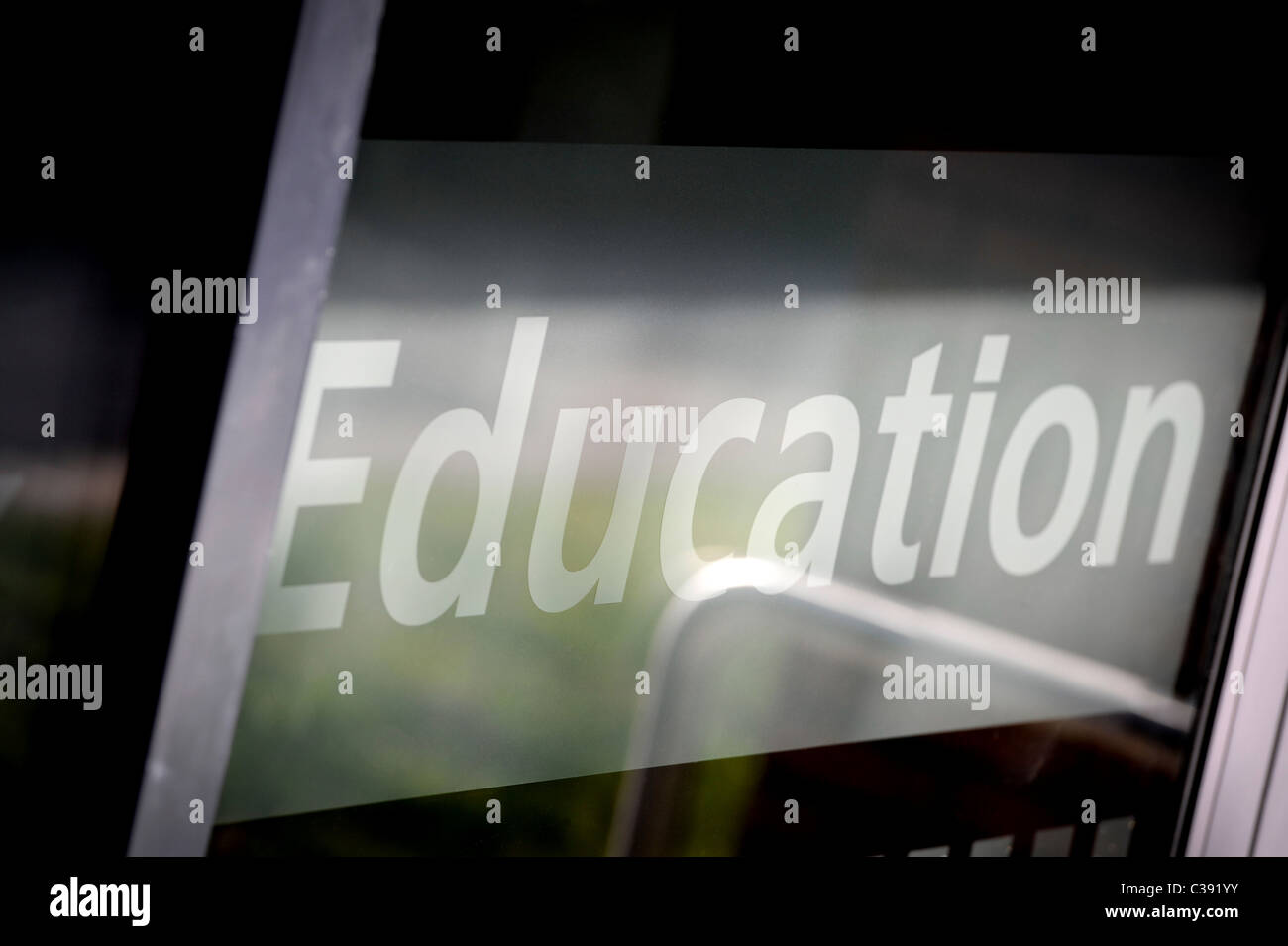 Das Wort „Bildung“ in einem Fenster. Stockfoto