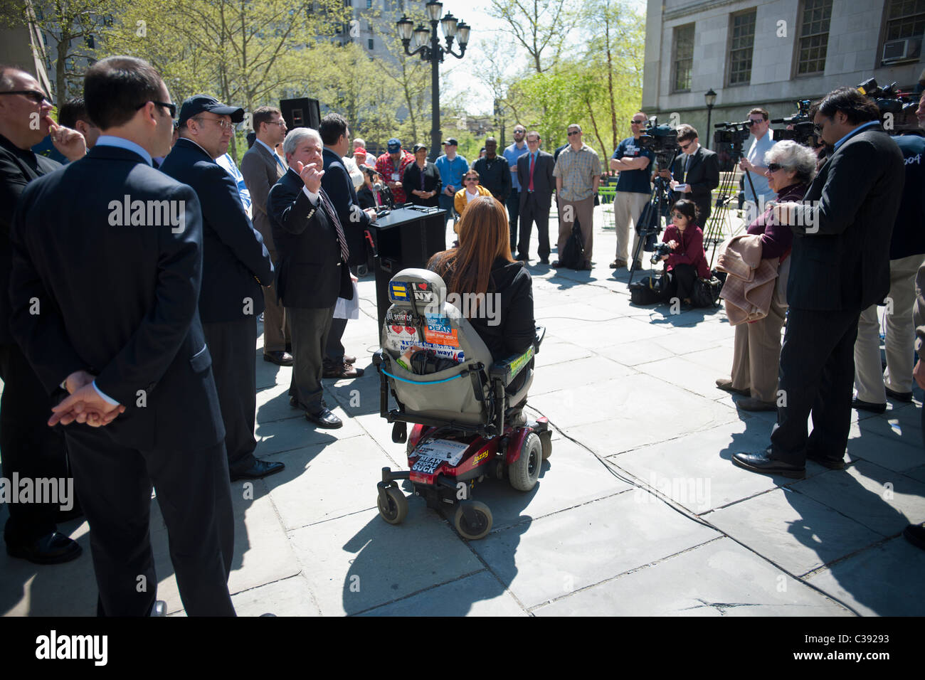 Politiker und Aktivisten für Menschen mit Behinderungen auf einer Pressekonferenz für das Karsan V1 Taxi Cab in New York Stockfoto