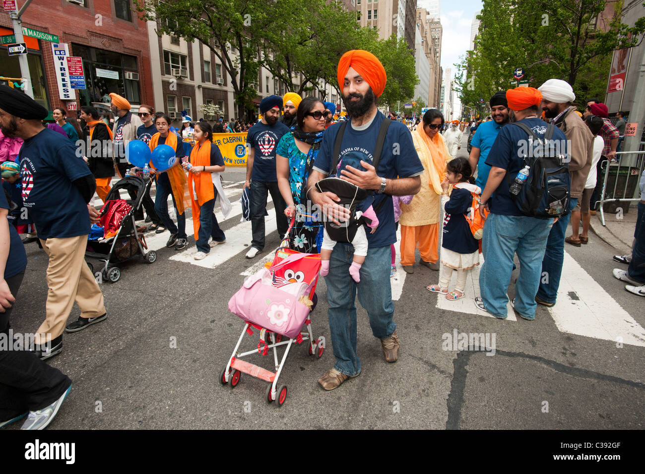 Tausende beobachten und teilnehmen an der 24. jährliche Sikh Day Parade in New York Stockfoto