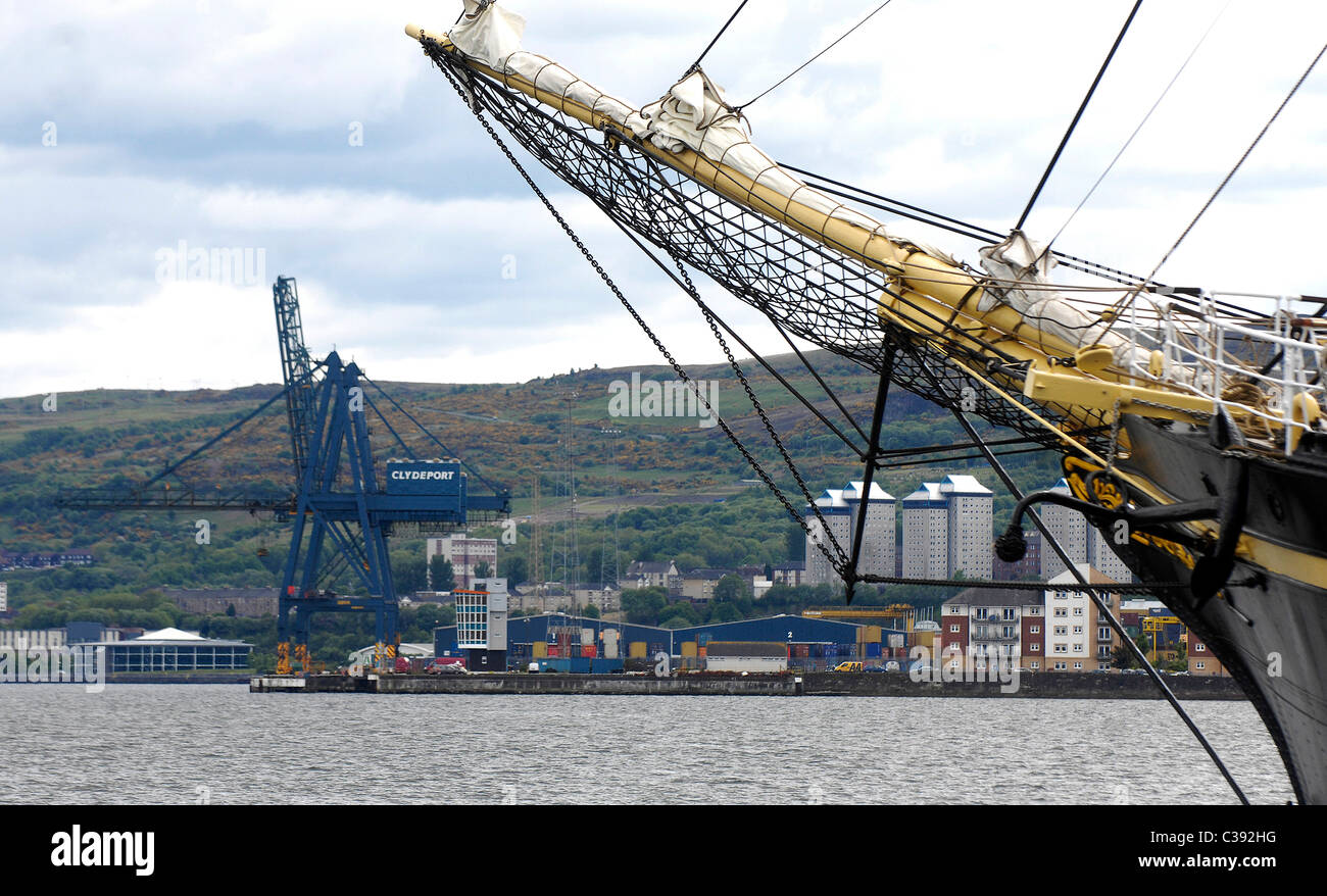 Die dänische Großsegler Georg Stage segelt auf den Fluss Clyde vor Werftzeit in Greenock. Stockfoto