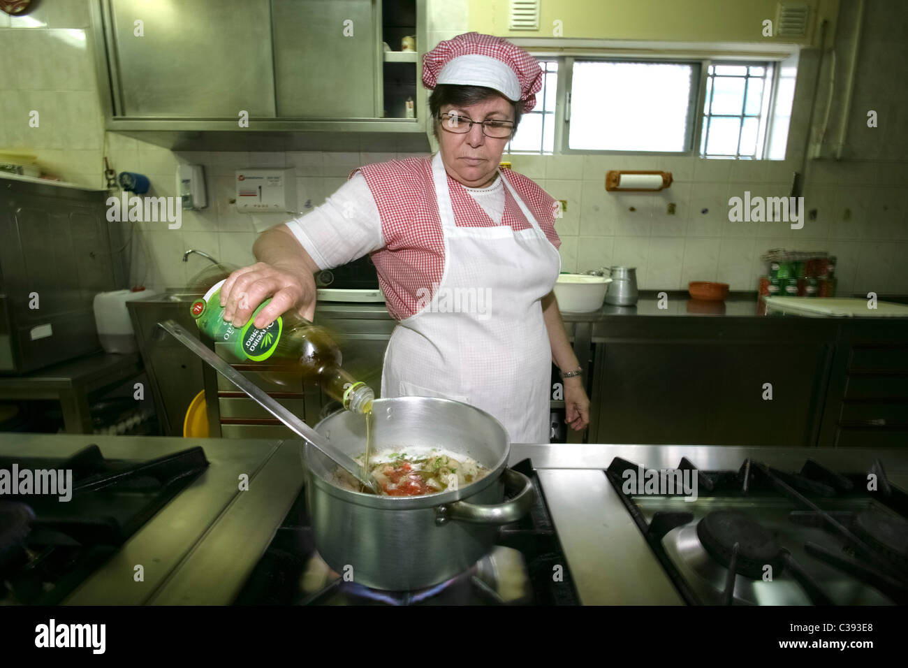 Frau Koch, die Zubereitung von Speisen in einem Restaurant moderne Profiküche Stockfoto