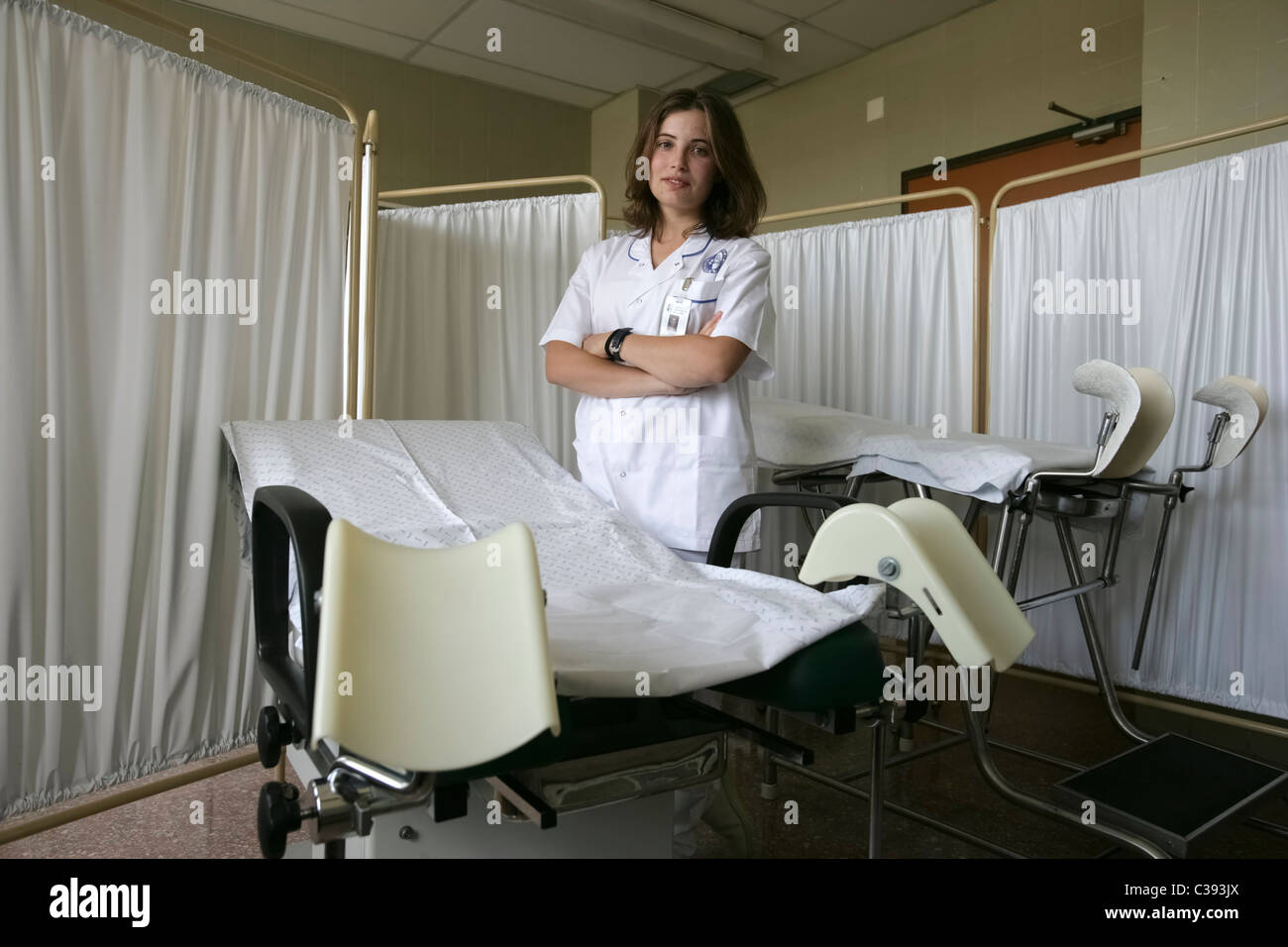 Krankenschwester stehen neben Ablagetisch im Krankenhaus Stockfoto