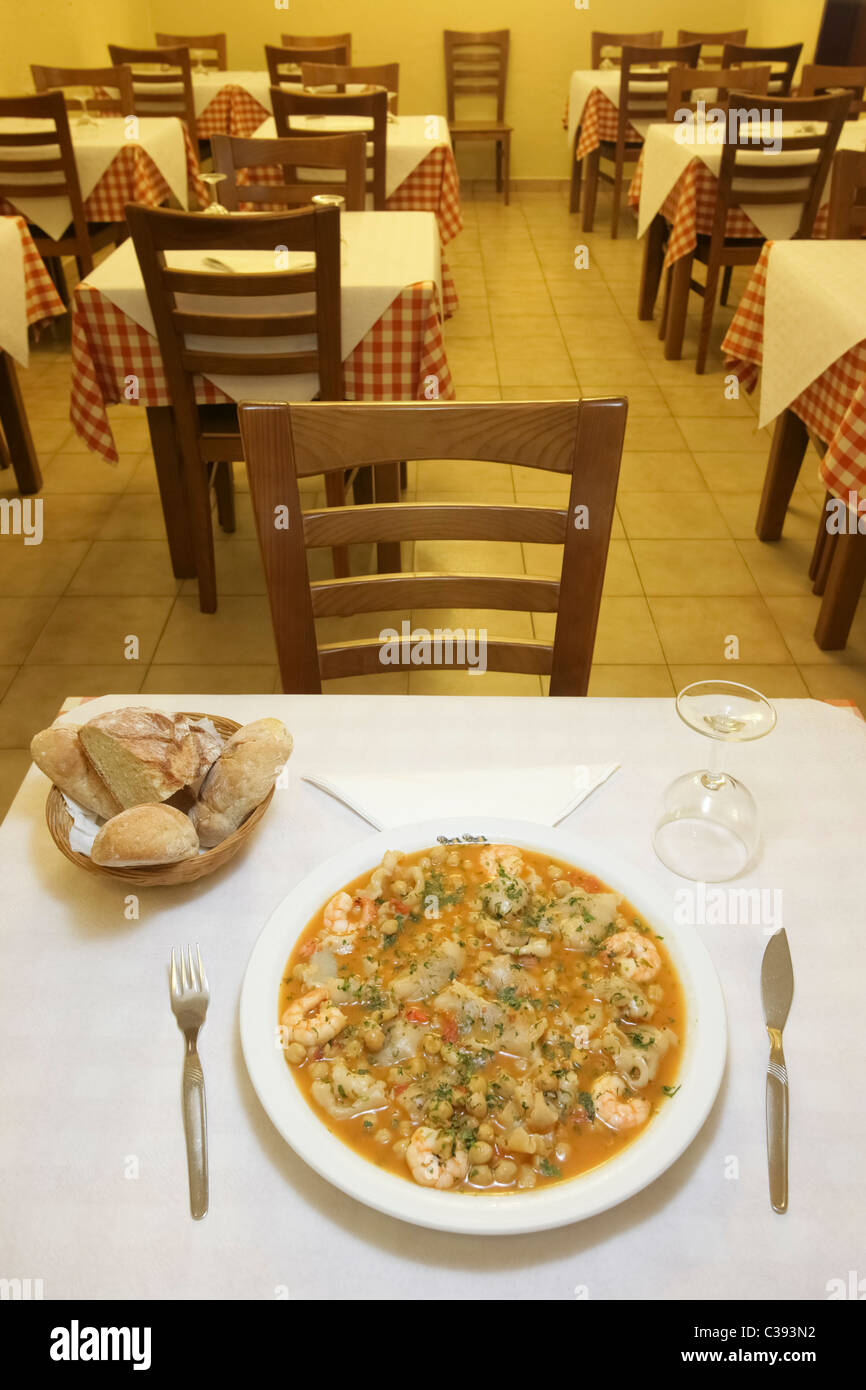 Portugiesische Fischgericht auf Tisch im restaurant Stockfoto