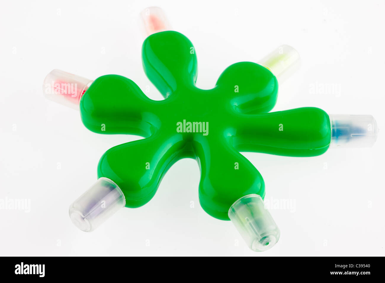 Ungewöhnlich geformte grüne Kiddies bunte Filzstifte Tipp Stockfoto