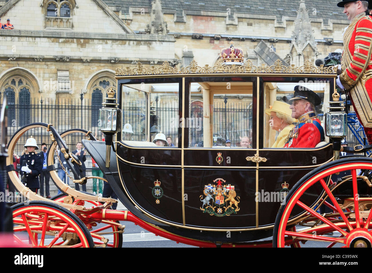 Königin Elizabeth II. und Prinz Philip reiten in der Beförderung nach königliche Hochzeit von Prinz William und Kate im Jahr 2011. London, England, Großbritannien Stockfoto