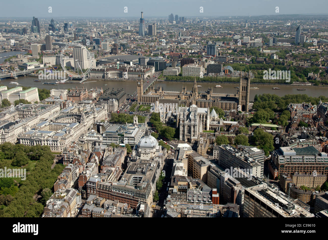 Westminster Abbey, Houses of Parliament und der City of London aus der Luft. Stockfoto