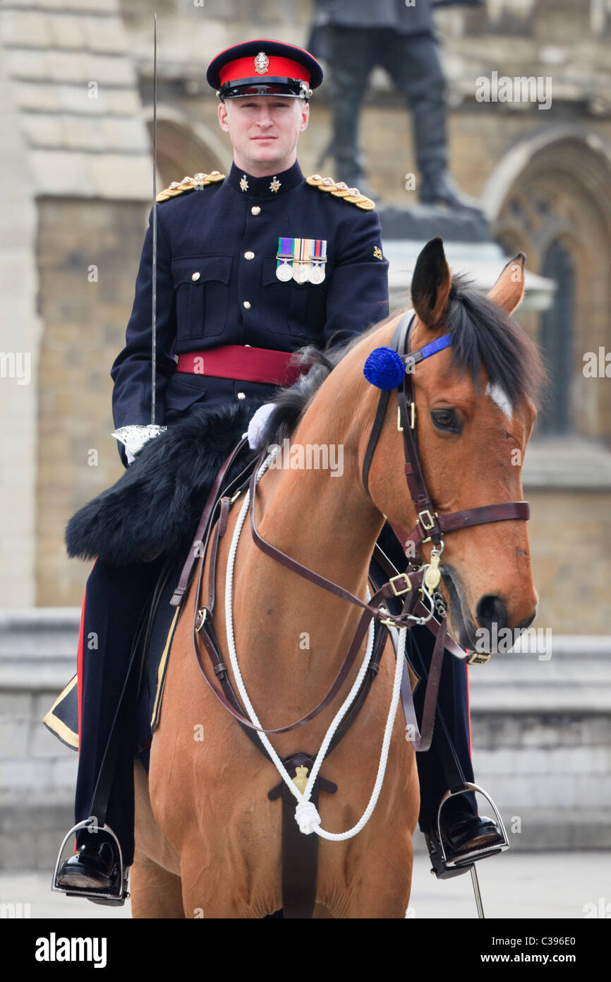 Britische Armee Offizier Captain ein Pferd reiten auf offizielle feierliche Pflicht guarding Route der königlichen Hochzeit von William und Kate. London England Großbritannien Großbritannien Stockfoto