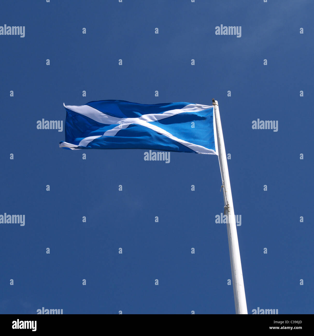 Die Saltire oder Saint Andrew Cross Flagge (National Flag of Scotland) von einem Mast Flagge mit blauem Himmel, Schottland Stockfoto