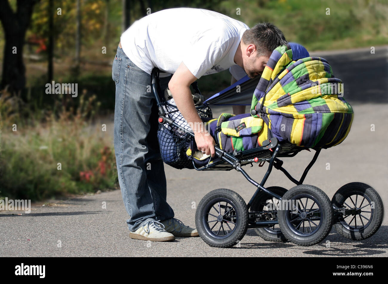 Womit Deckt Man Baby Im Kinderwagen Zu www.alamy.de
