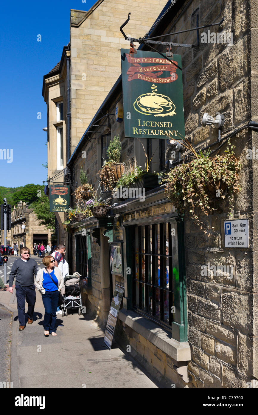 Touristen auf den Bürgersteig Ouside The Old Original Bakewell Pudding Shop, Bakewell, The Peak District, Derbyshire, UK Stockfoto