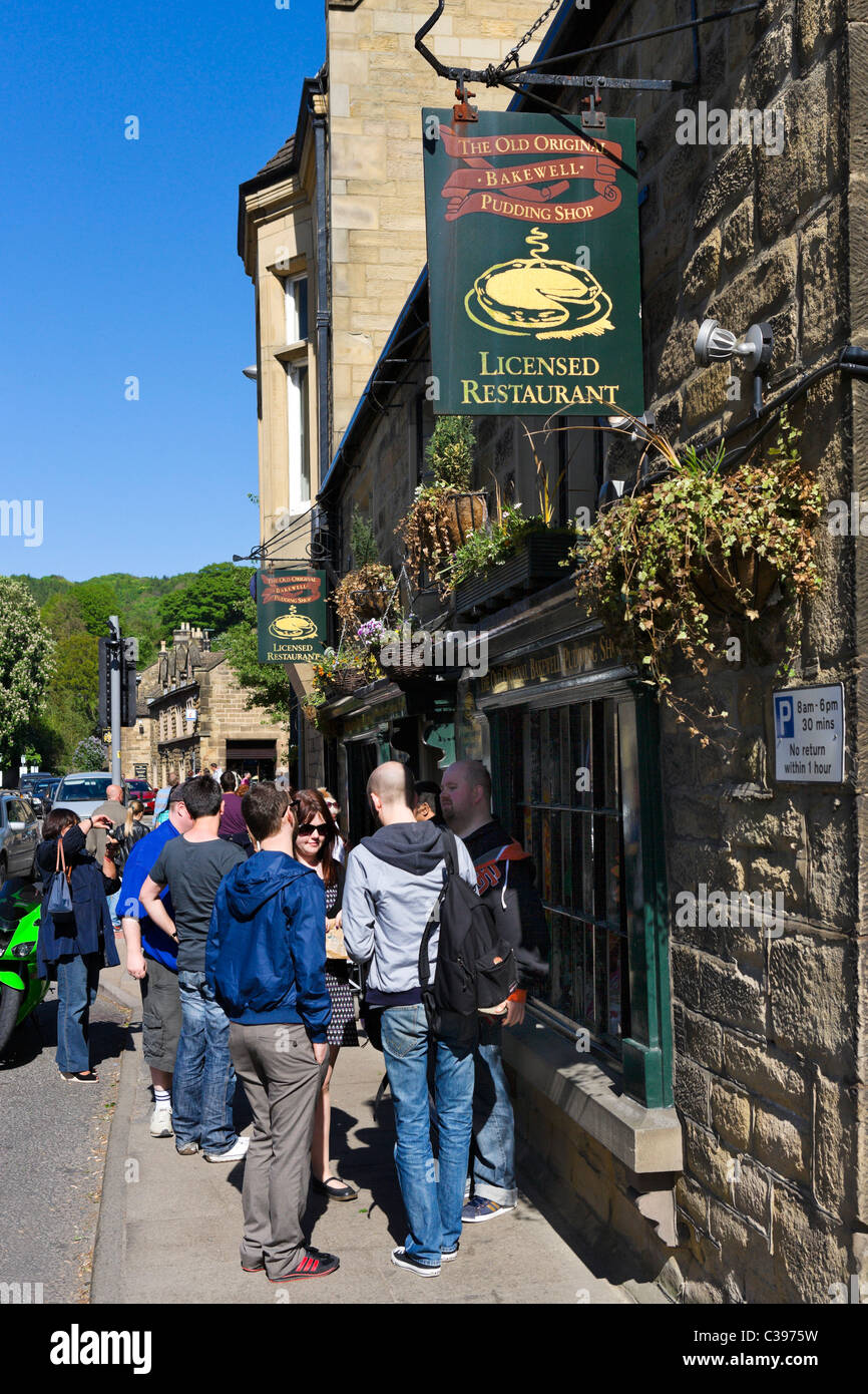 Touristen auf den Bürgersteig Ouside The Old Original Bakewell Pudding Shop, Bakewell, The Peak District, Derbyshire, UK Stockfoto