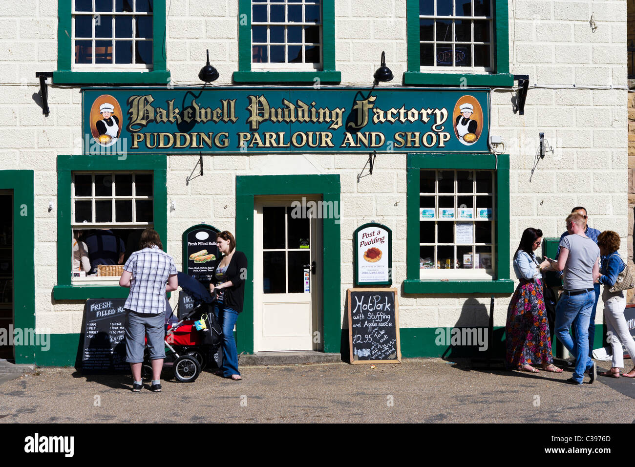 Touristen auf den Bürgersteig Ouside The Bakewell Pudding Factory, Bakewell, The Peak District, Derbyshire, UK Stockfoto