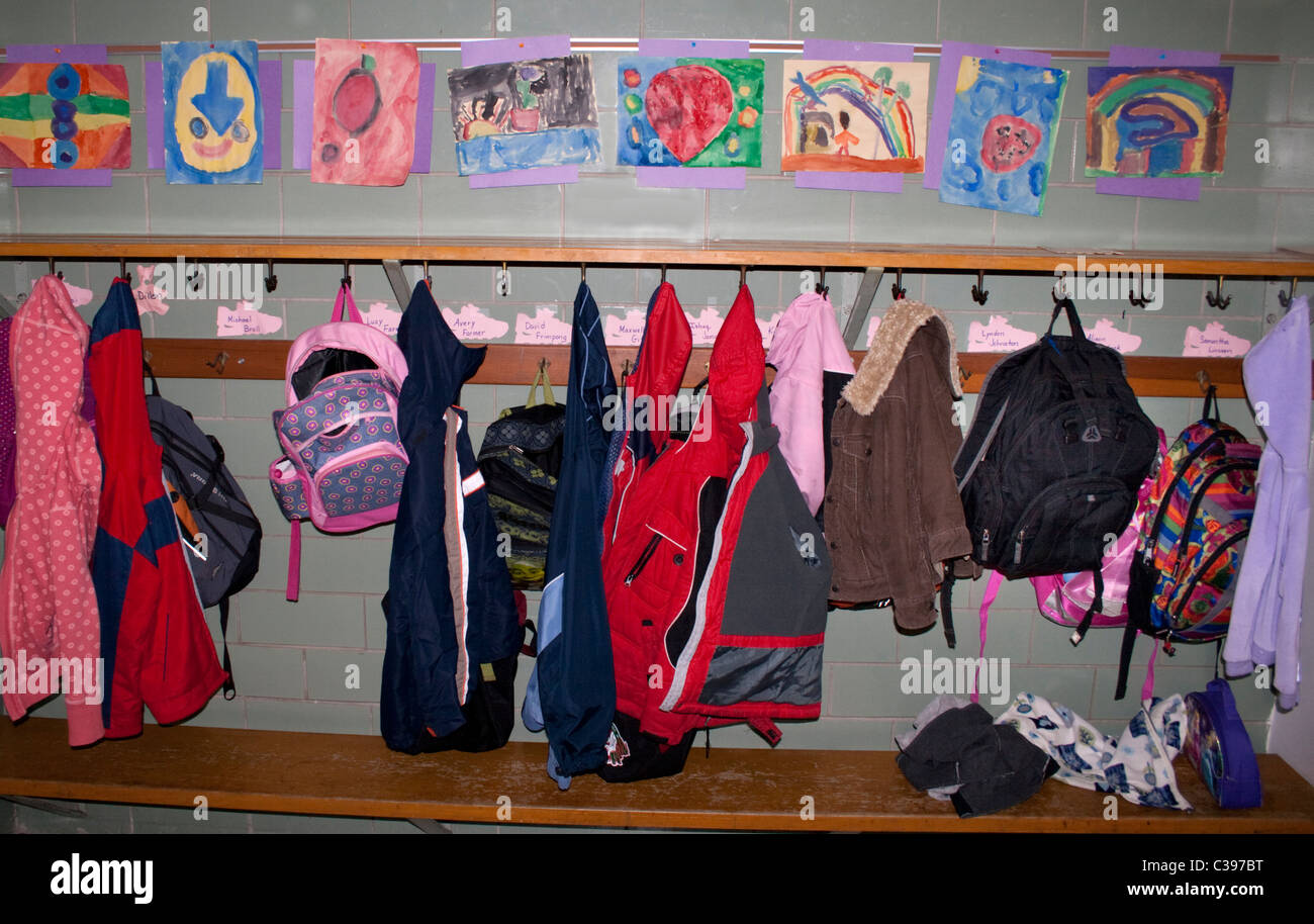 Mäntel und Rucksäcke an Haken mit Kinder Bilder an der Wand hängen. St Paul Minnesota MN USA Stockfoto
