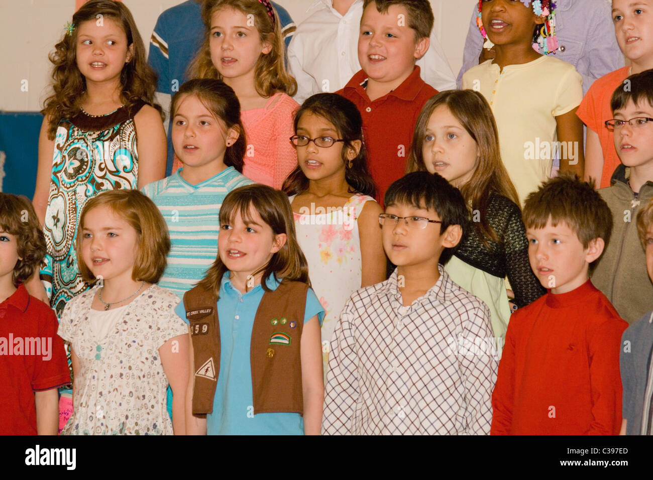 Interracial dritte Grundschule Kinder Frühjahr Konzert singen. St Paul Minnesota MN USA Stockfoto