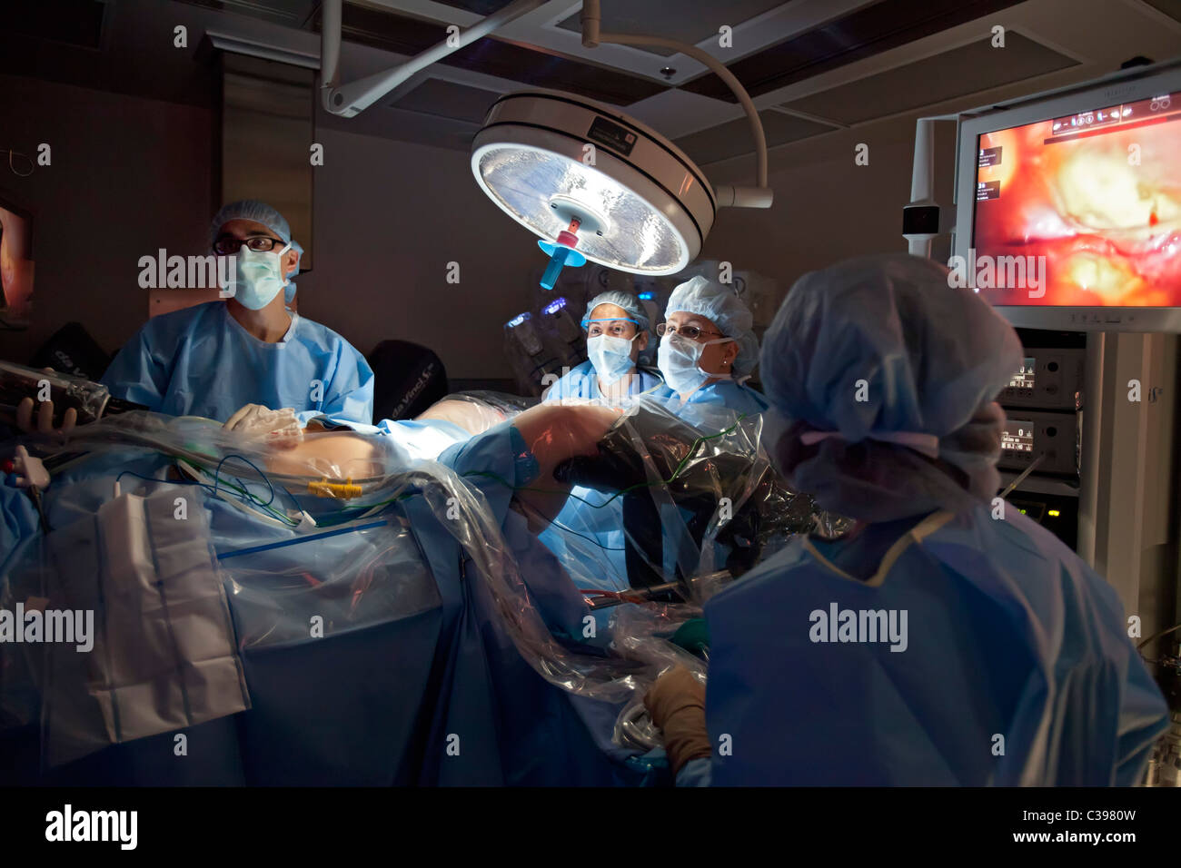 Arzt bereitet für Roboter-Chirurgie Stockfoto