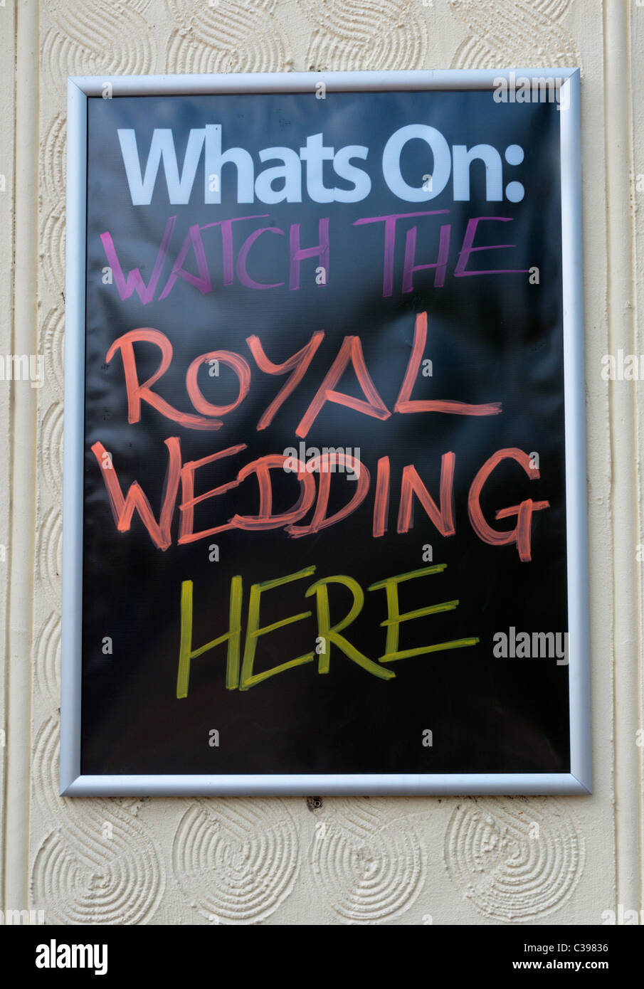Ein Schild vor einem Pub in Essex wirbt der bevorstehenden Hochzeit Stockfoto