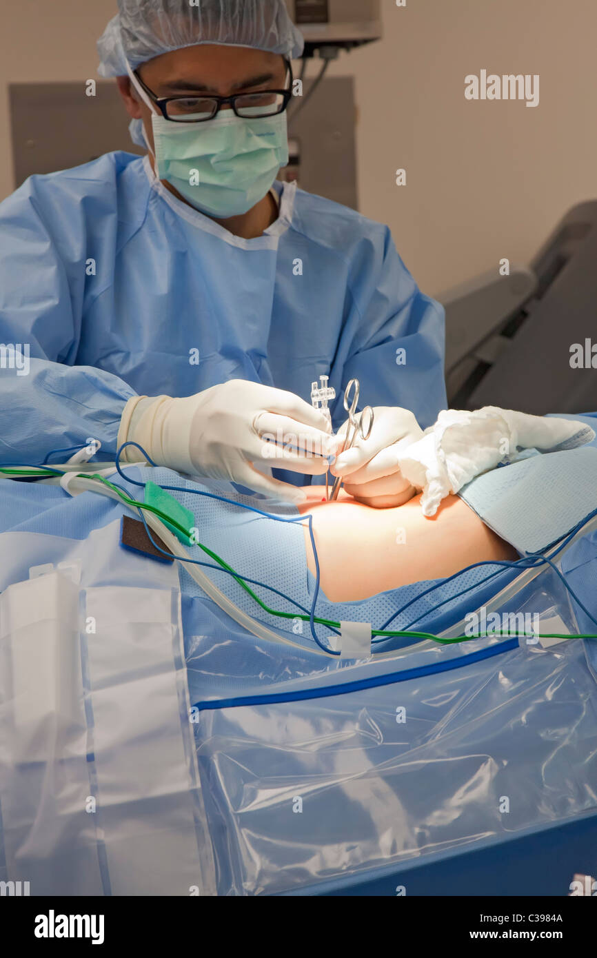Detroit, Michigan - Dr. Robert Morris macht Einschnitte in einen Krebs in der Vorbereitung für Roboter-Chirurgie im St. John Hospital. Stockfoto