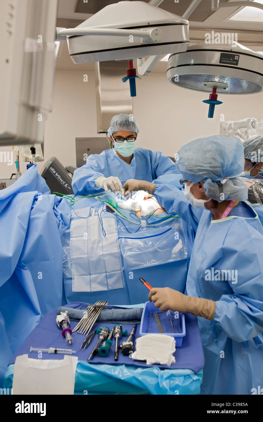 Detroit, Michigan - Dr. Robert Morris bereitet ein Krebspatient für Roboter-Chirurgie im St. John Hospital. Stockfoto