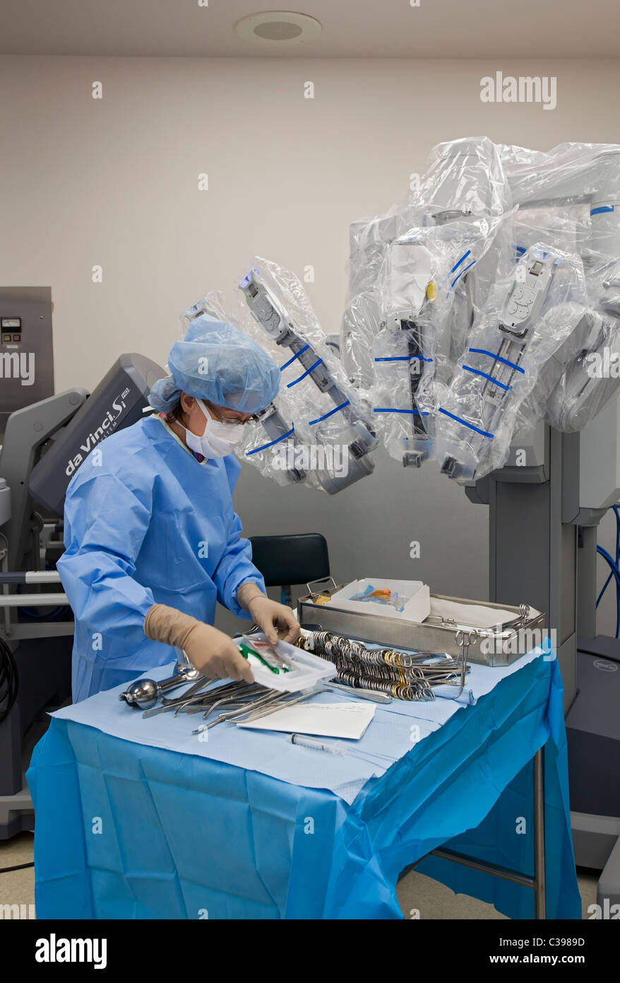 Techniker bereitet Operationssaal für Roboter-Chirurgie Stockfoto