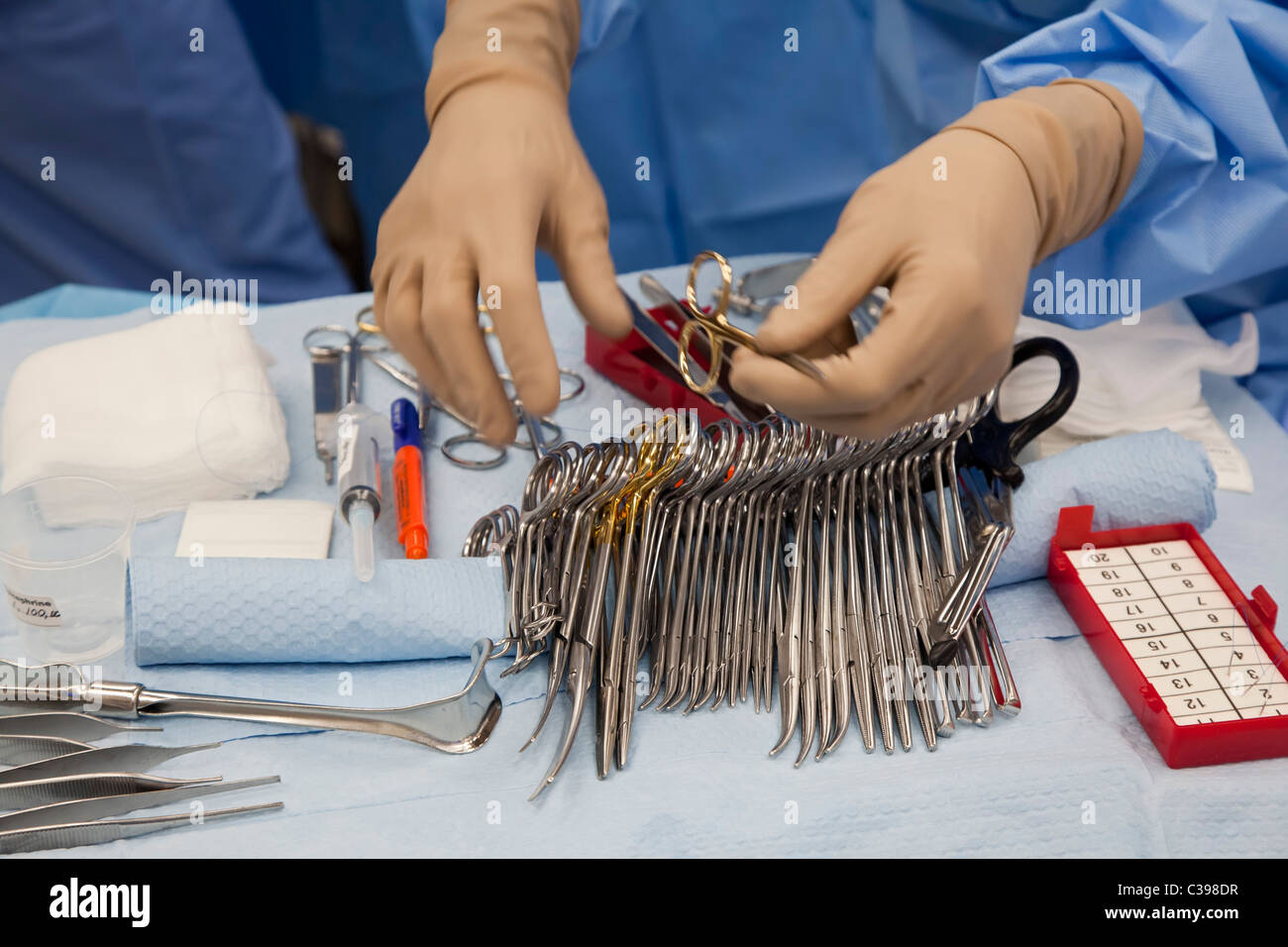 Detroit, Michigan - Krankenschwester kümmert sich chirurgische Instrumente in einem OP-Saal im St. John Hospital. Stockfoto