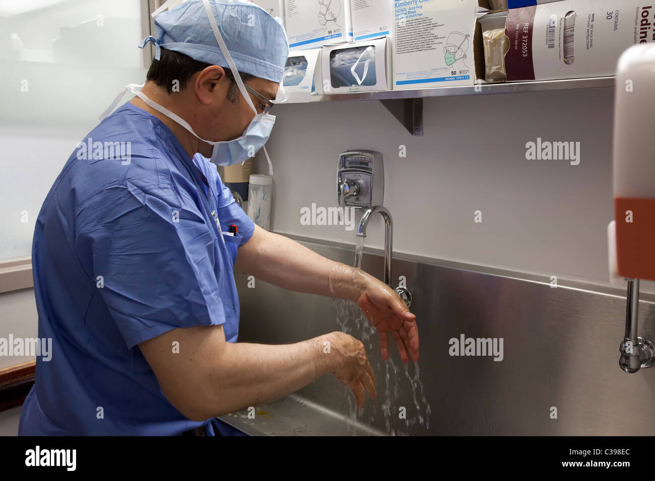 Detroit, Michigan - ein Arzt scheuert für Chirurgie am St. Johannes Hospital. Stockfoto