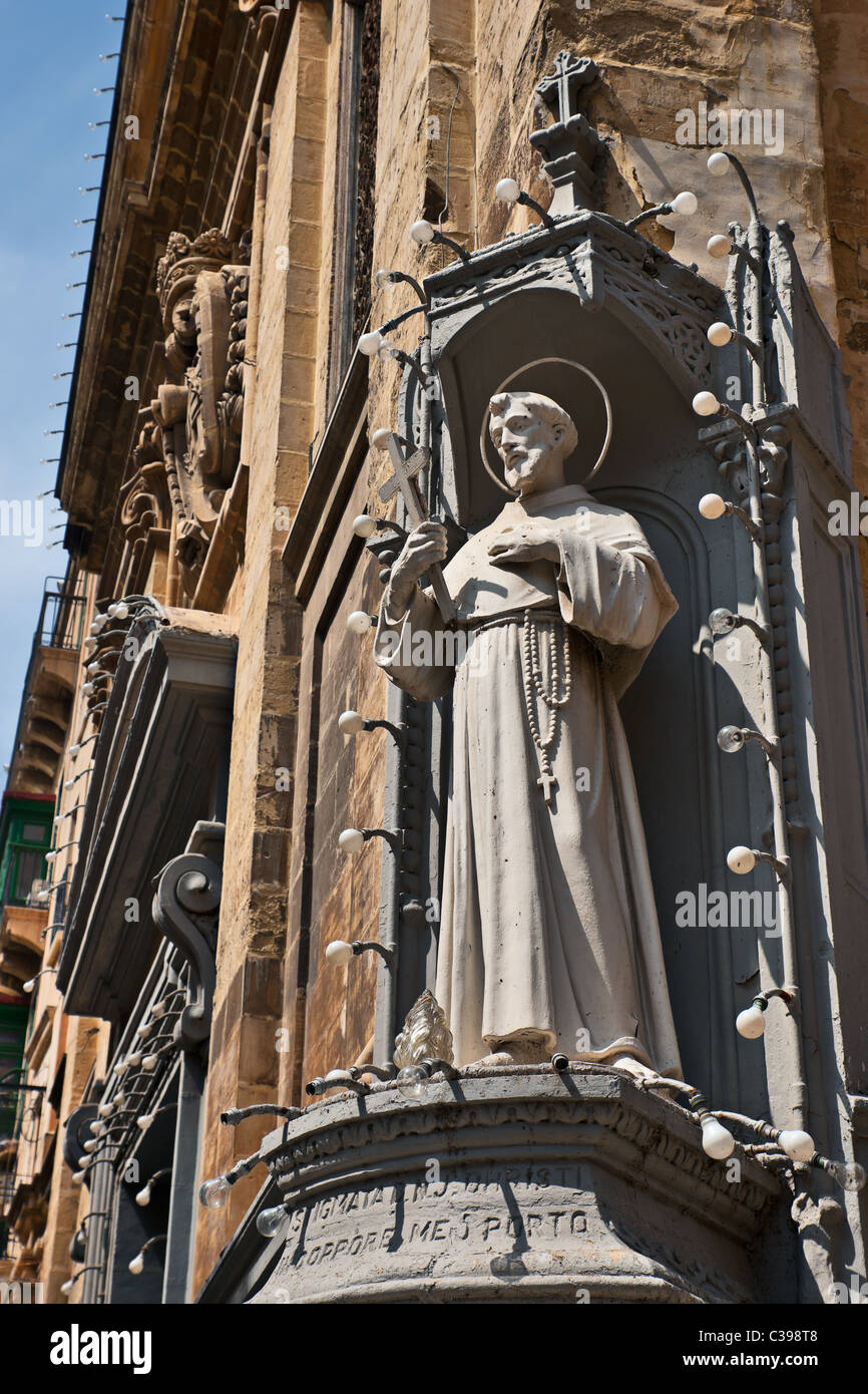 Saint-Statue, Straßen in Valletta, Malta Stockfoto