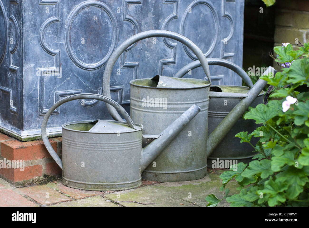 Englischer Garten Gießkannen, UK September 2010 Stockfoto