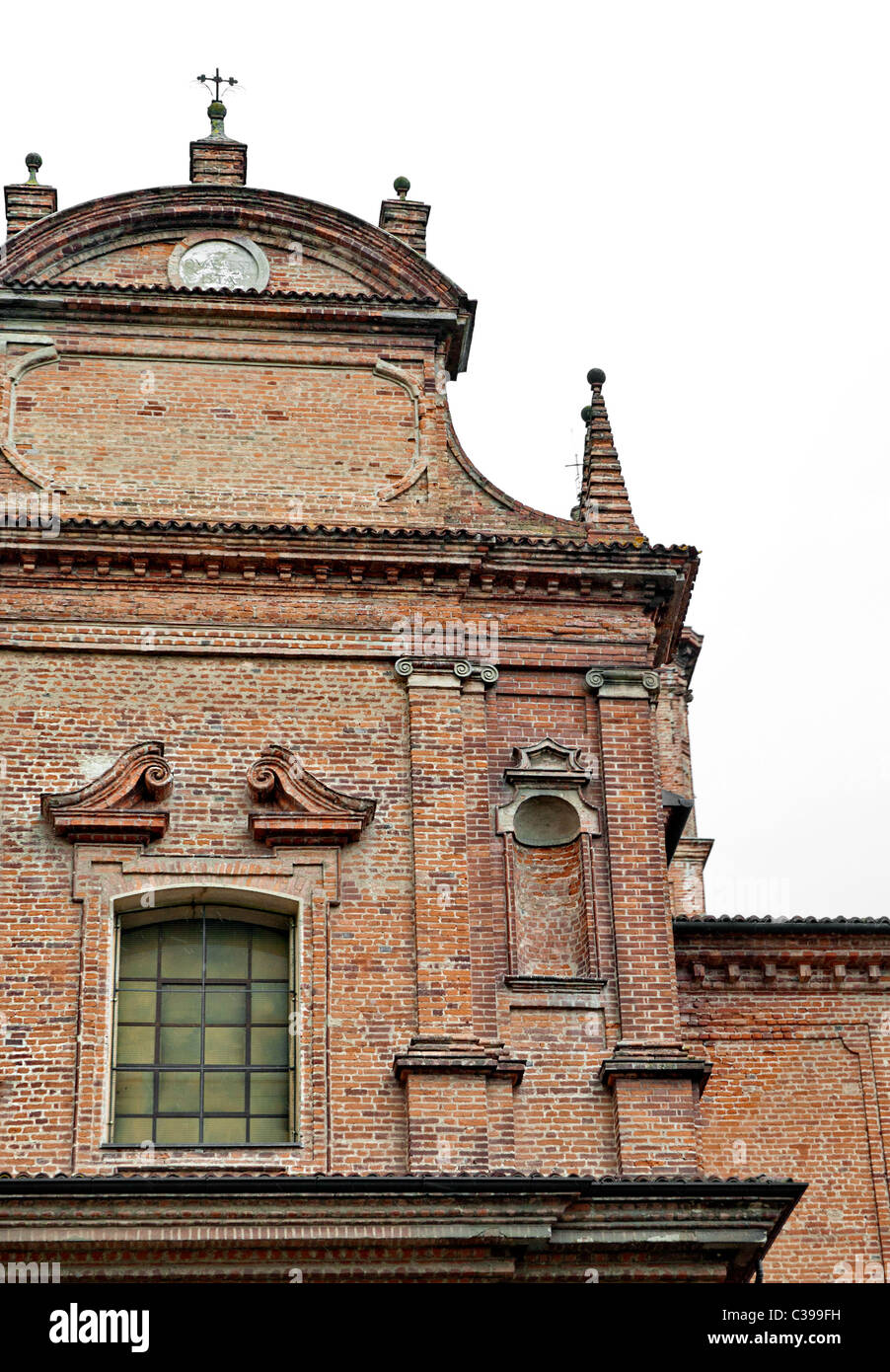 Italienische gemauerte Kirche Detail auf weißem Hintergrund Stockfoto