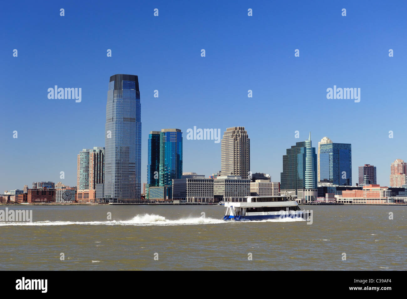 New Jersey Hoboken Skyline Panorama über Hudson River mit Wolkenkratzern und blauen Himmel von New York City Manhattan Downtown angesehen. Stockfoto