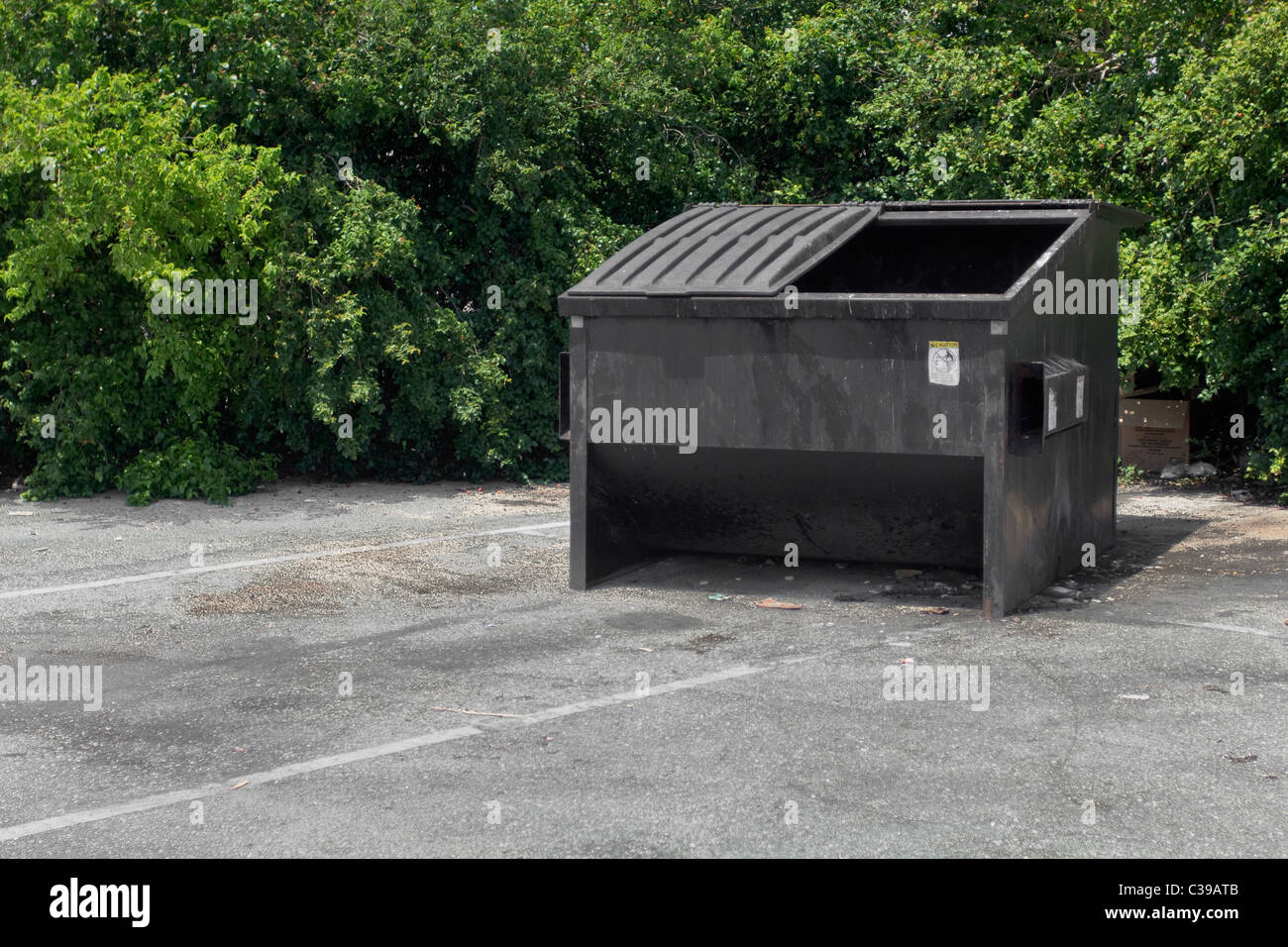 Öffnen Sie schwarz Müllcontainer auf Parkplatz Stockfoto