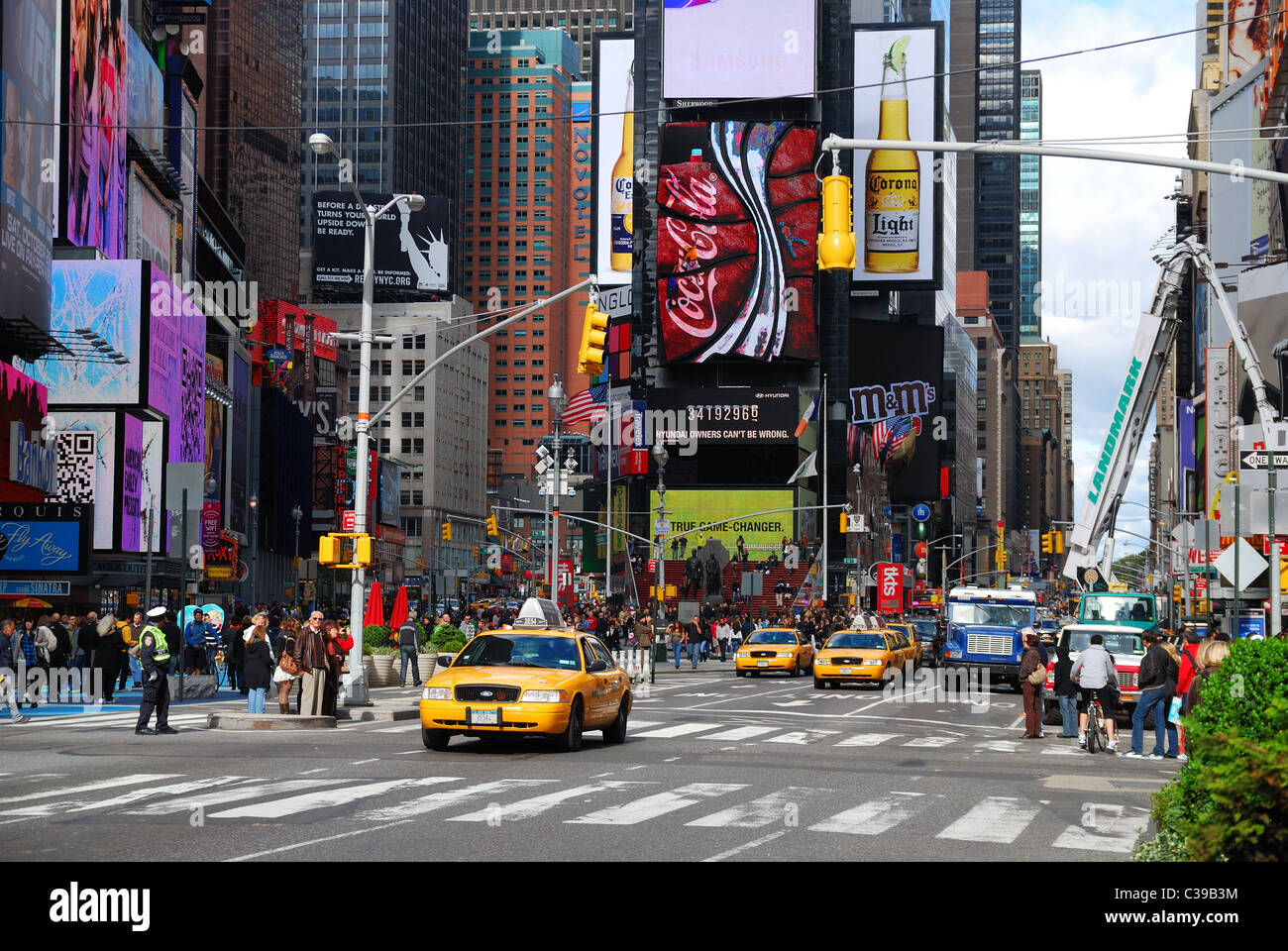 Times Square Straßenansicht mit hohen Verkehrsaufkommens in Manhattan, New York City. Stockfoto