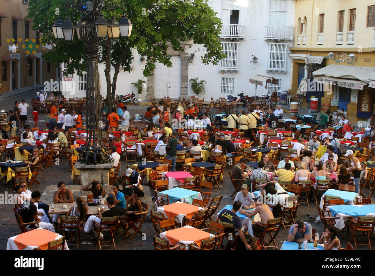 Plaza de Santo Domingo in der Hauptsaison beschäftigt, in der ummauerten Stadt Cartagena, Bolivar, Kolumbien, Südamerika Stockfoto