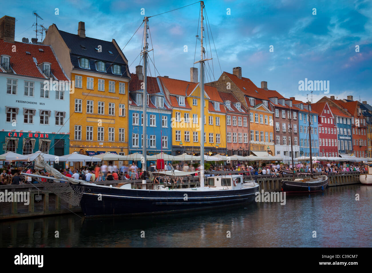 Nyhavn ist eine bunte 17. Jahrhundert am Wasser, Kanal und beliebten Vergnügungsviertel in Kopenhagen, Dänemark. Stockfoto