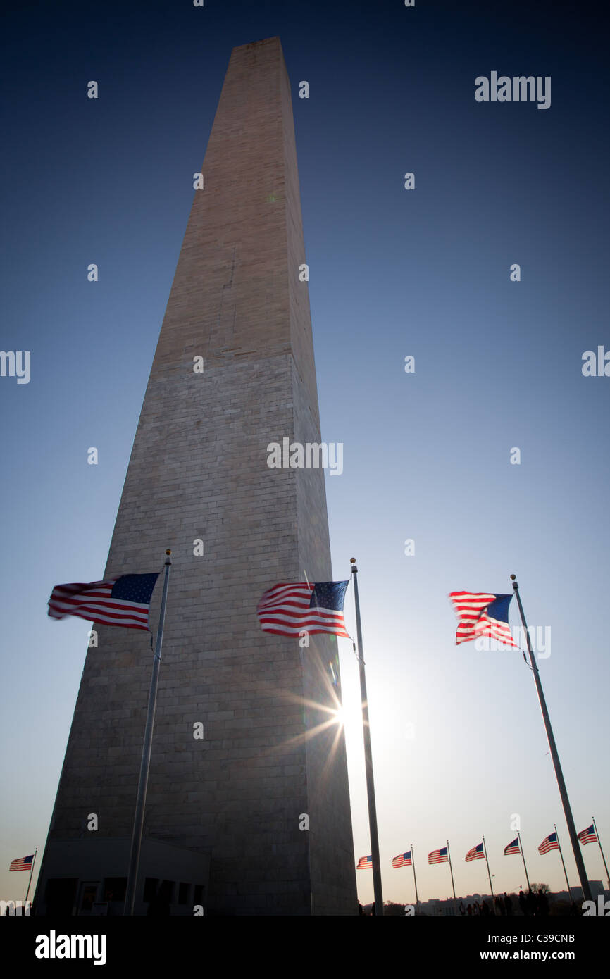 Das Washington Monument auf der National Mall in Washington, DC, umgeben von amerikanischen Flaggen Stockfoto