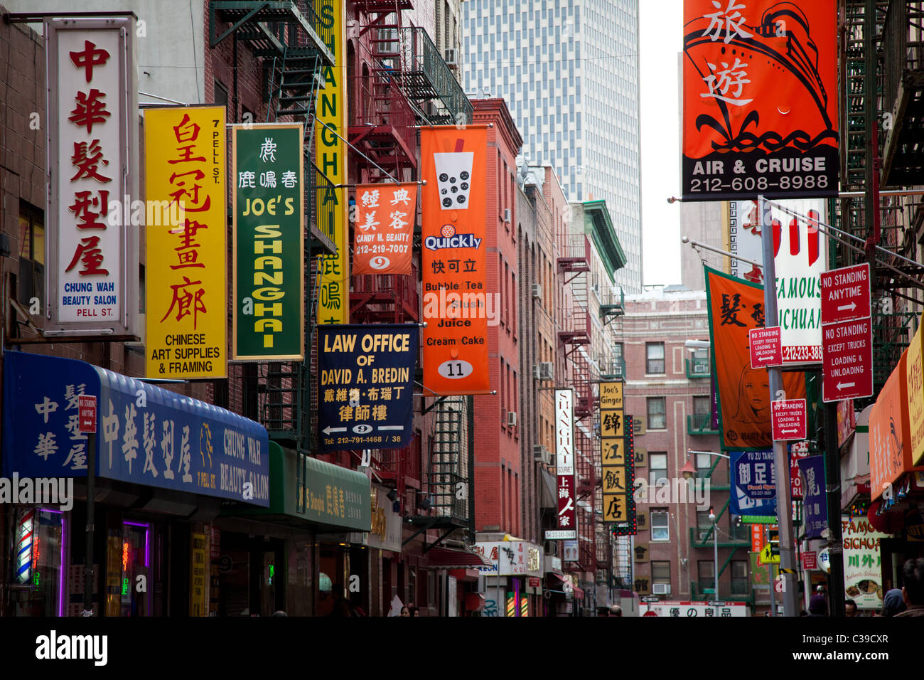 Vielzahl von Zeichen in New Yorks Chinatown Stockfoto