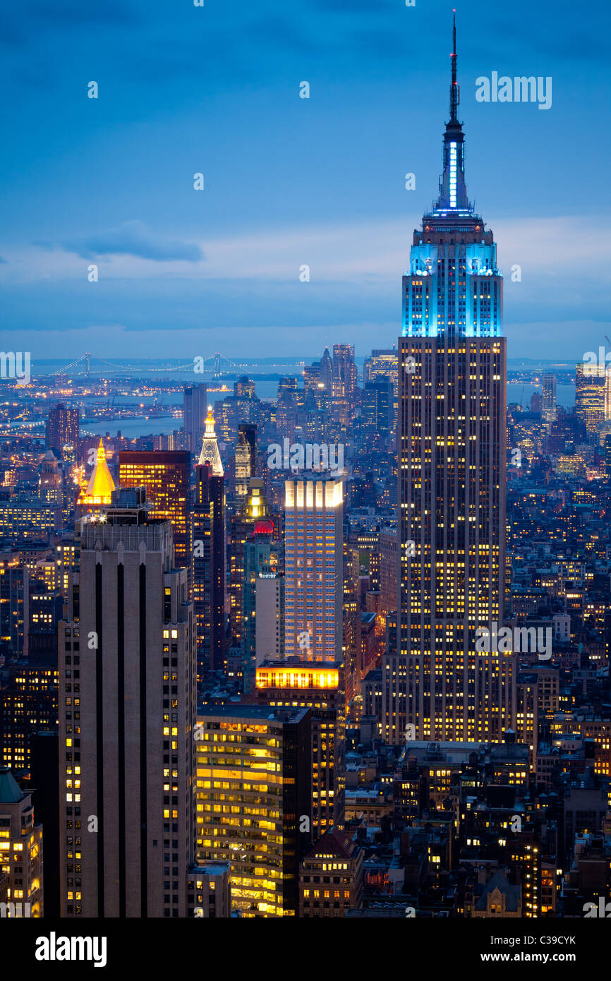 Das Empire State Building und der New Yorker Skyline gesehen vom Rockefeller Center bei Nacht Stockfoto