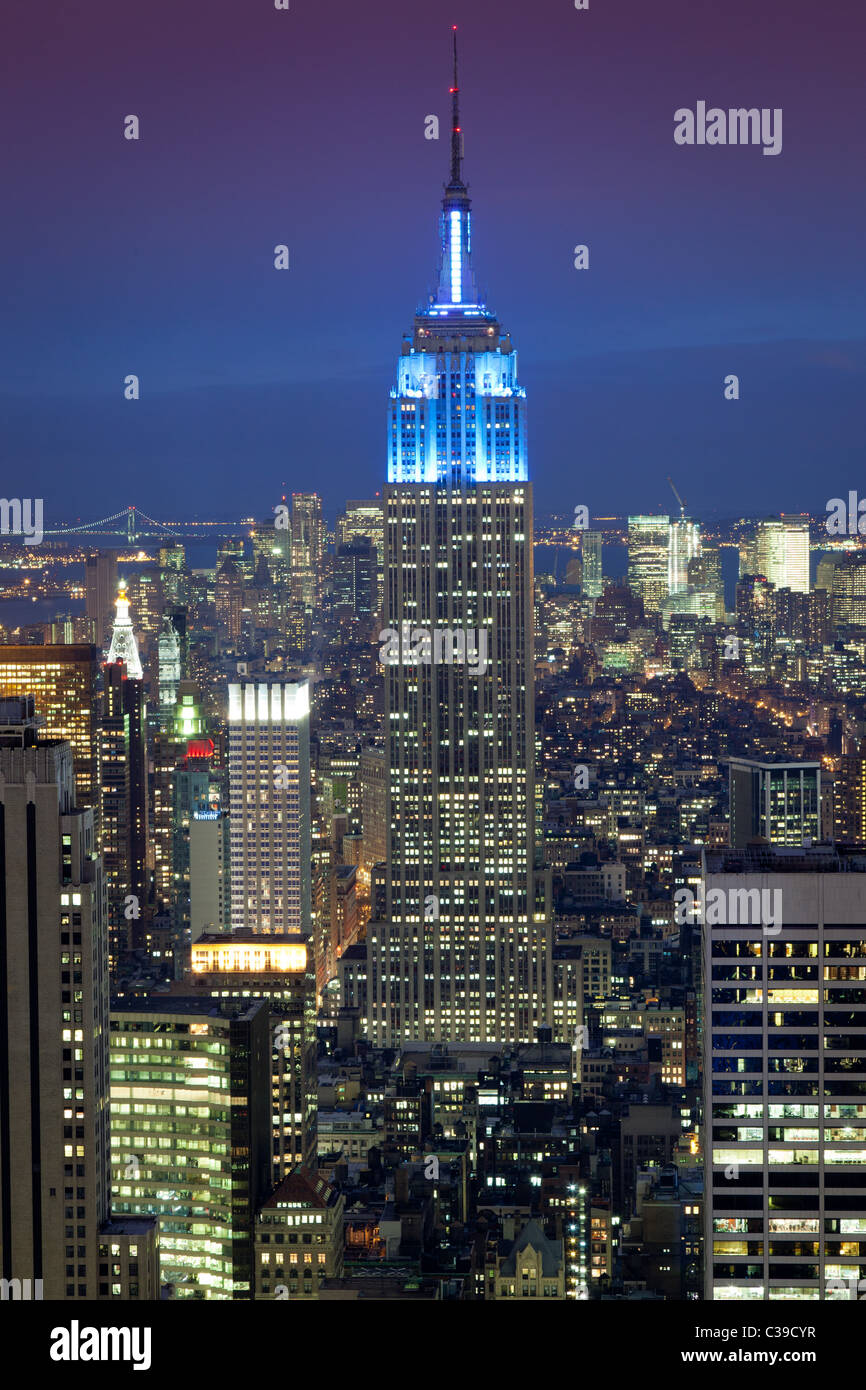 Das Empire State Building und der New Yorker Skyline gesehen vom Rockefeller Center bei Nacht Stockfoto