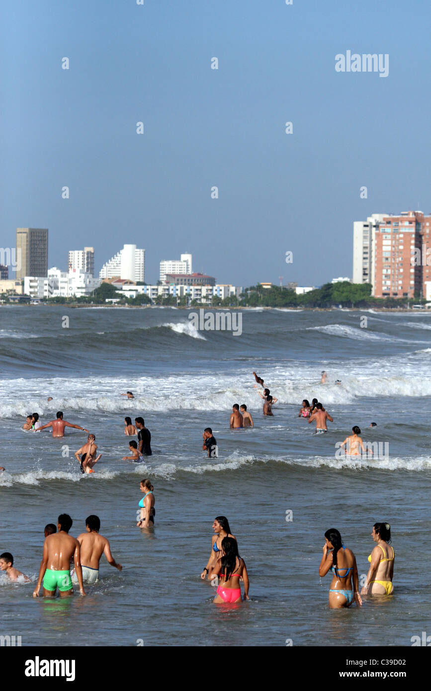 Menschenmassen am Strand Bocagrande. Cartagena, Bolivar, Kolumbien, Südamerika Stockfoto