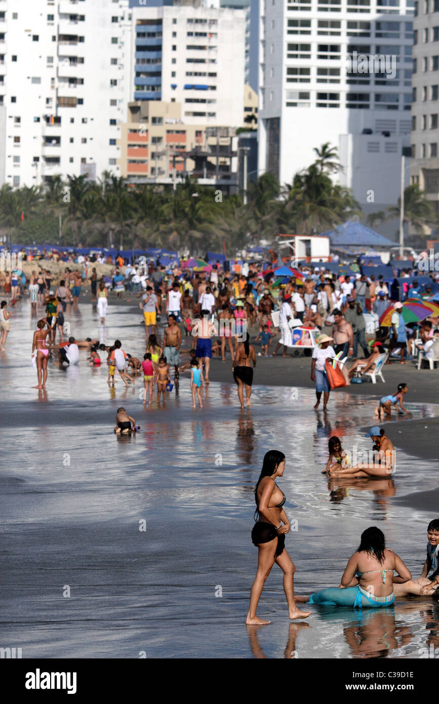 Menschenmassen am Strand Bocagrande. Cartagena, Bolivar, Kolumbien, Südamerika Stockfoto