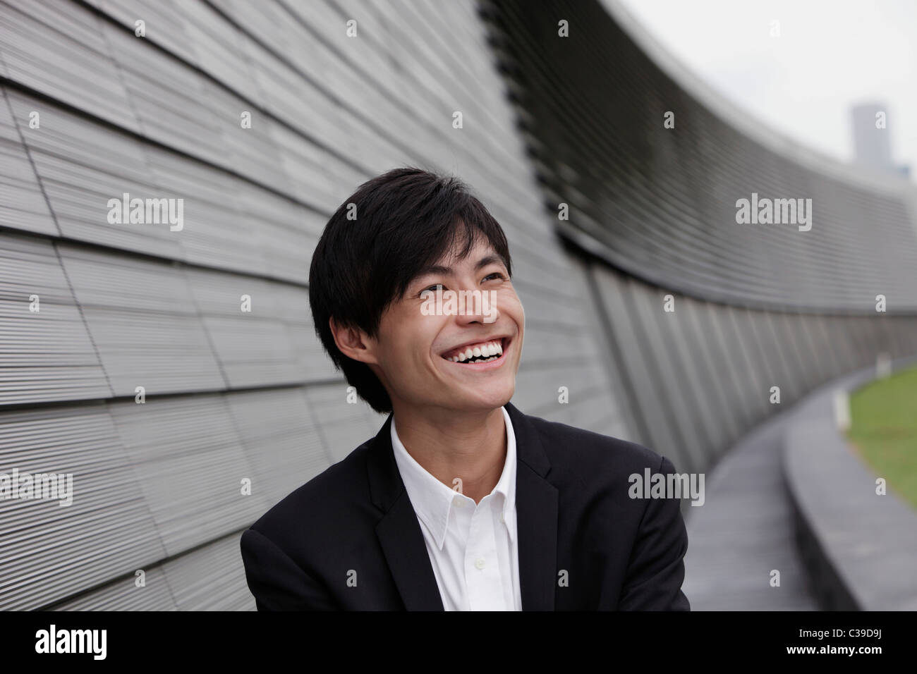 Chinesischer Mann Lachen drausen Stockfoto