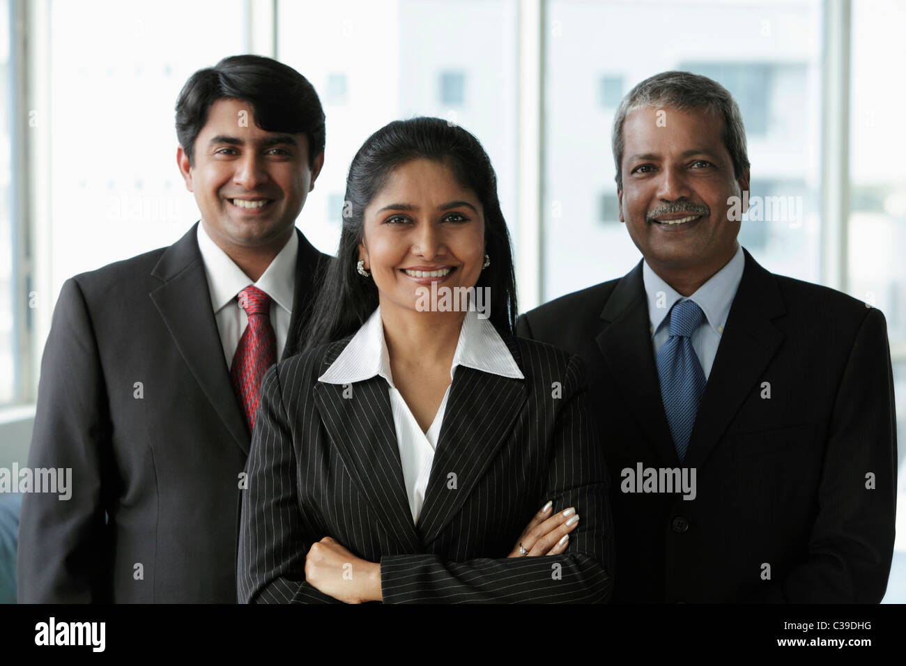 Drei Indianer gekleidet in Business-Anzügen und lächelnd Stockfoto