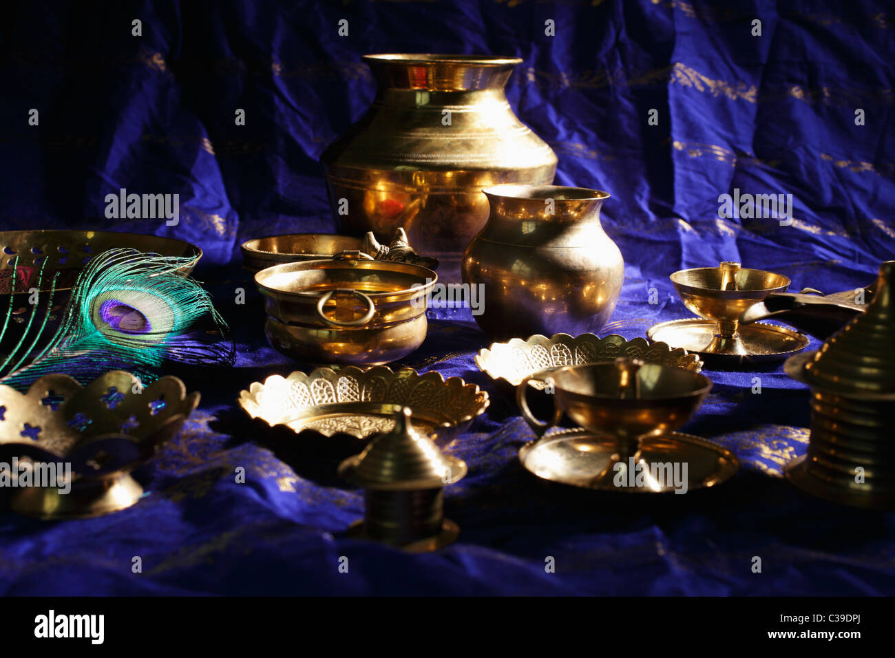 Stillleben mit indischen Messing Schalen und Tassen auf Tisch Stockfoto