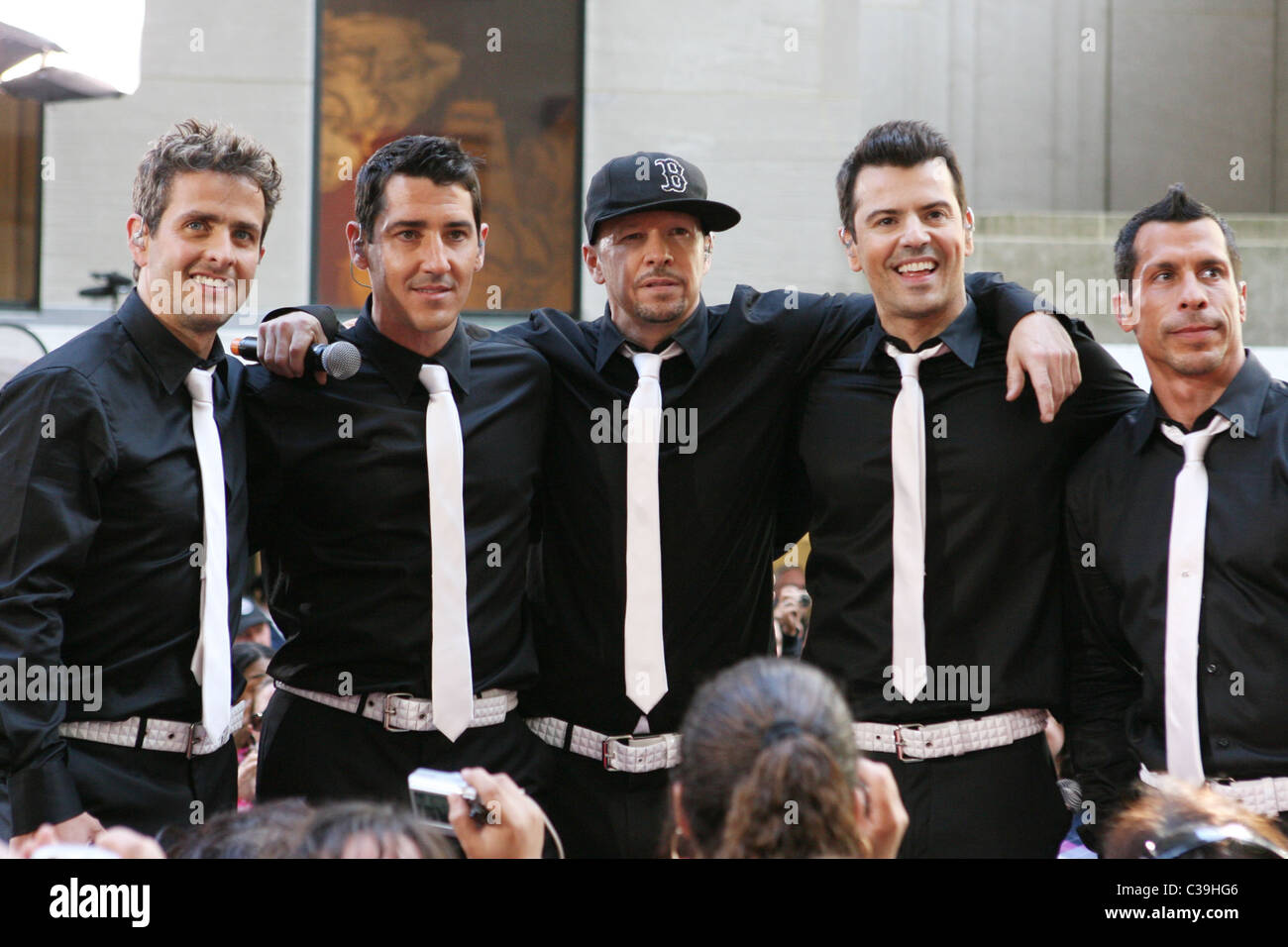 Joey McIntyre, Jonathan Knight, Jordan Knight und Donnie Wahlberg, Danny Wood von New Kids On The Block führen auf NBC "Today" Stockfoto