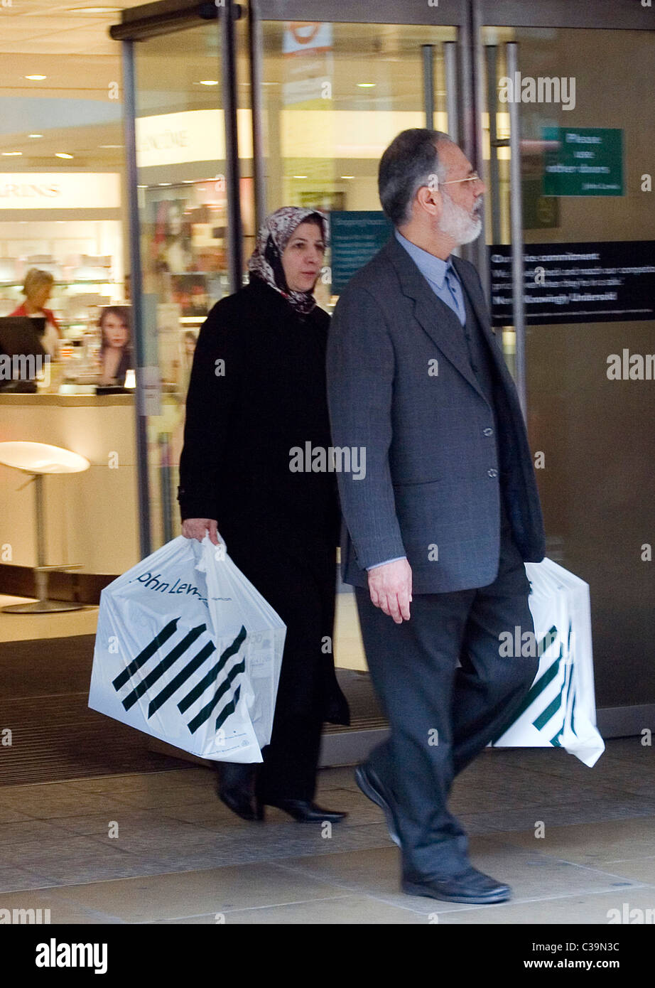 Kunden verlassen John Lewis-Flagship-Store in der Londoner Oxford Street Stockfoto